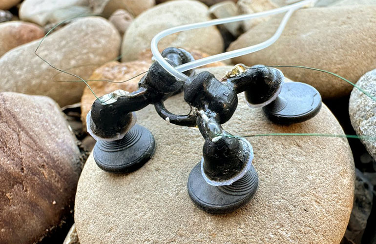 双手插兜，无惧对手——化学燃料为微型机器人提供超强动力！(图1)